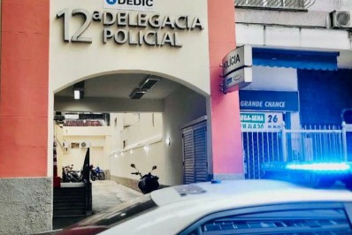 Falso policial é preso por tentar extorquir jovens e agride agentes em delegacia na Zona Sul