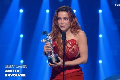 Poderosa! Anitta faz história ao conquistar prêmio e levar funk ao palco do VMA 2022