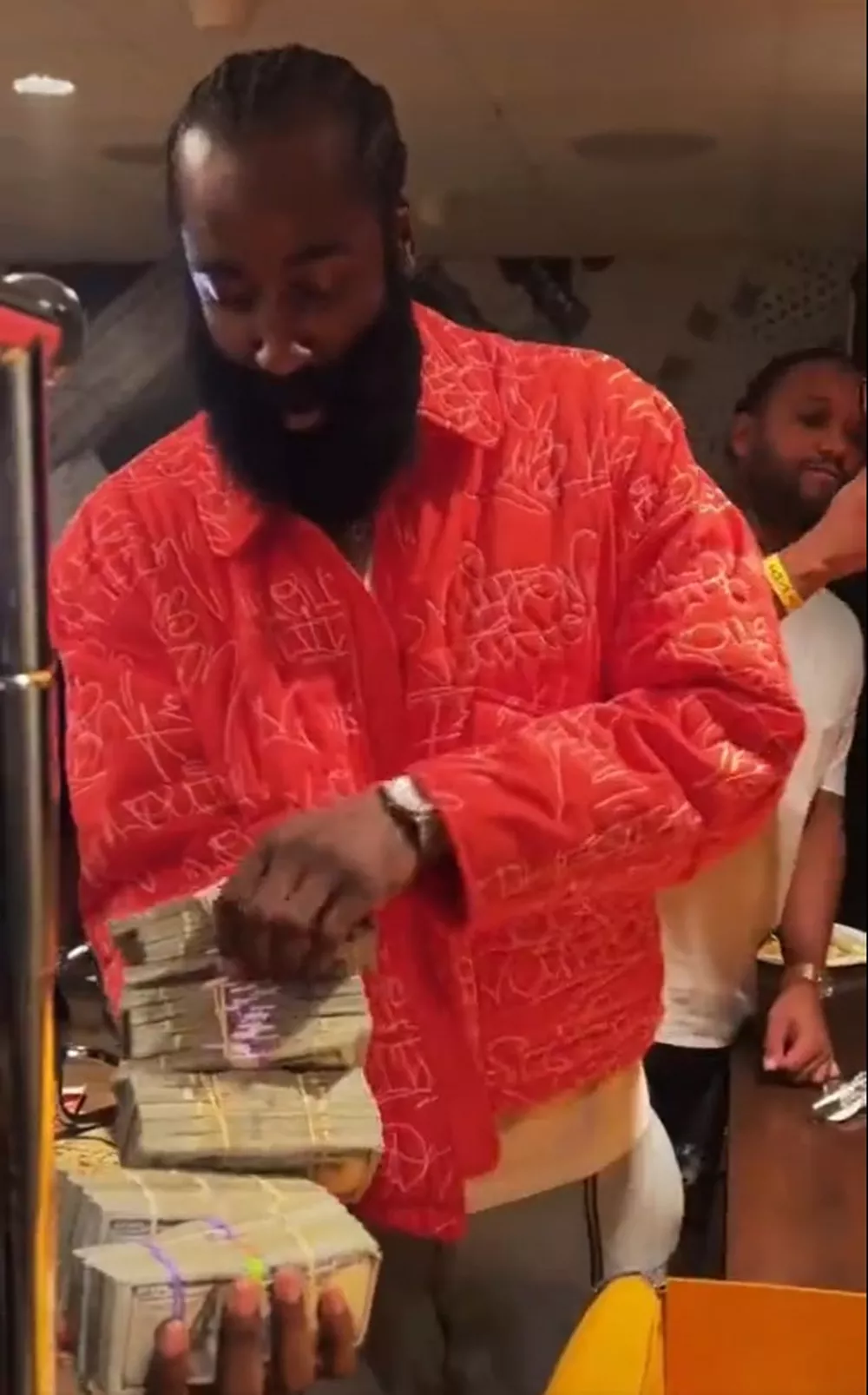 Confira o vídeo! Astro da NBA, James Harden ganha R$ 1,2 milhão de presente