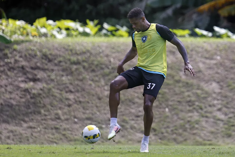 Grande número de lesionados obriga Luís Castro a escalar recém-chegado no Botafogo