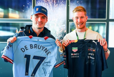 De Bruyne assiste ao GP da Bélgica, troca presentes com Verstappen e elogia o holandês: 'Sua consistência é incrível'