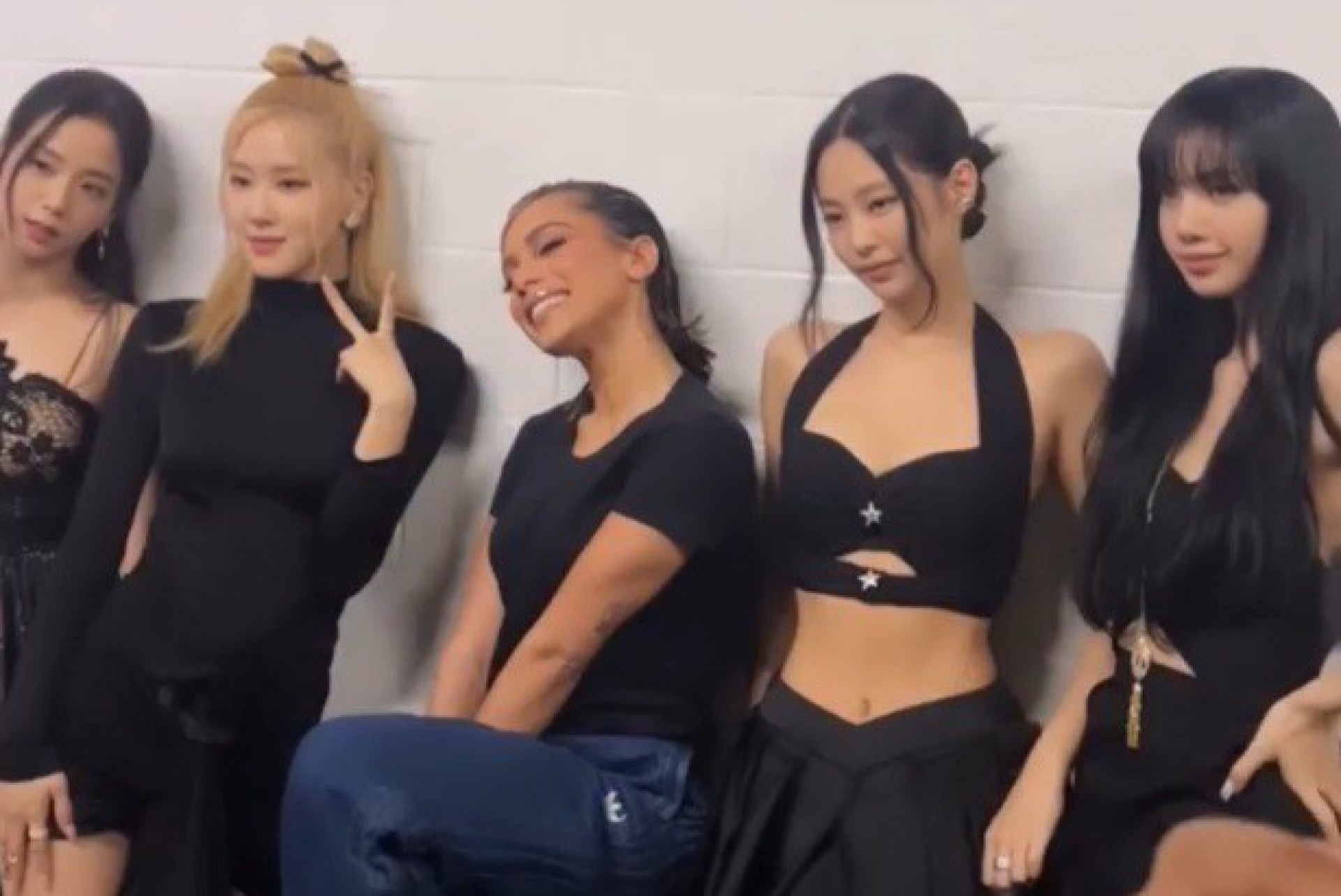 Anitta e BLACKPINK - Reprodução de vídeo