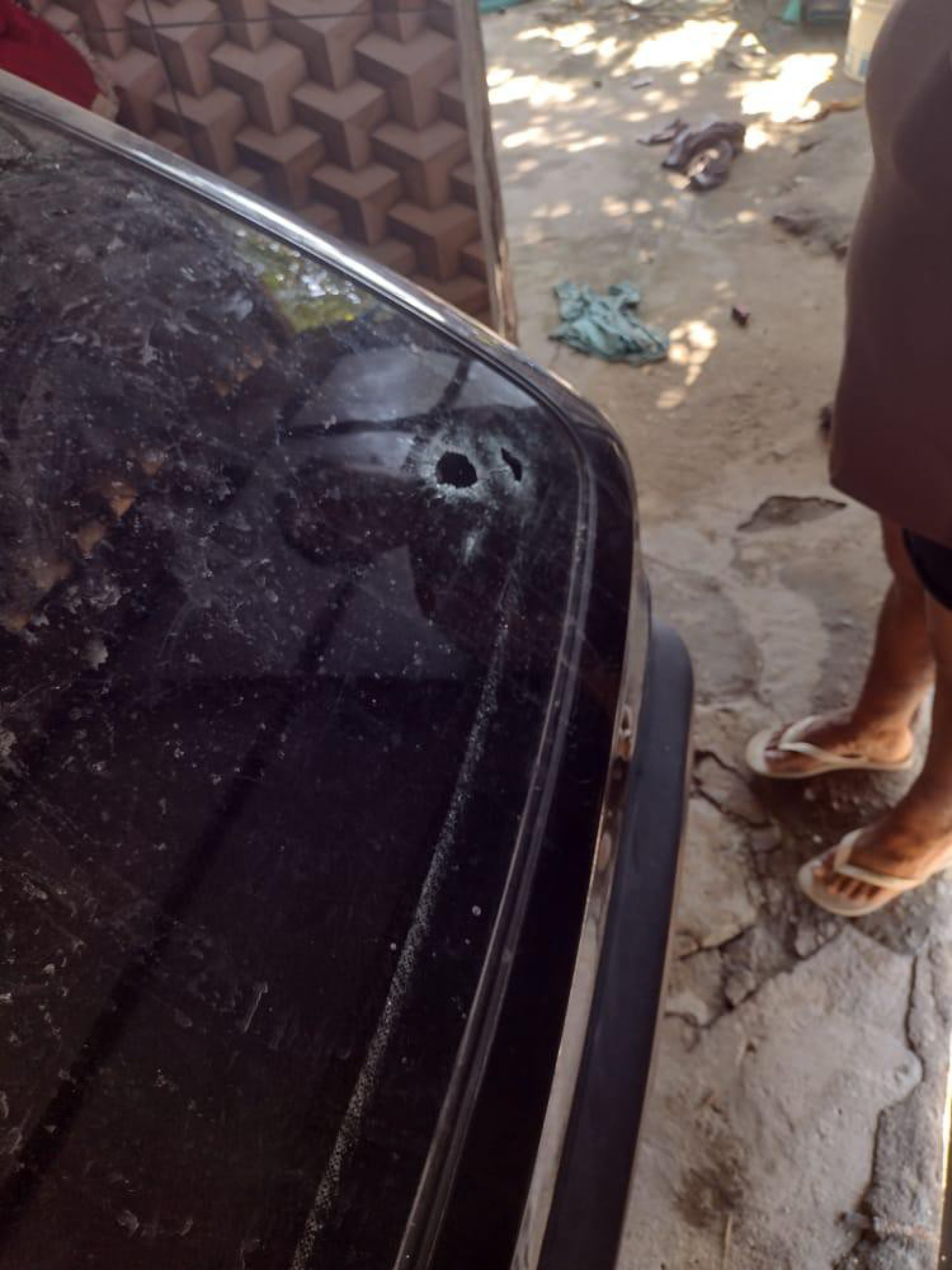 Balas atingem carro na garagem da casa