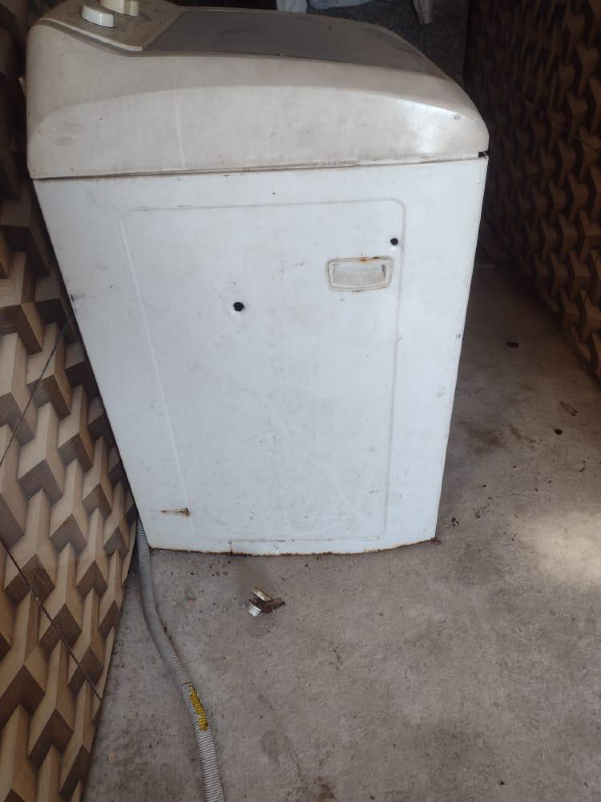 Máquina de lavar atingida por tiros