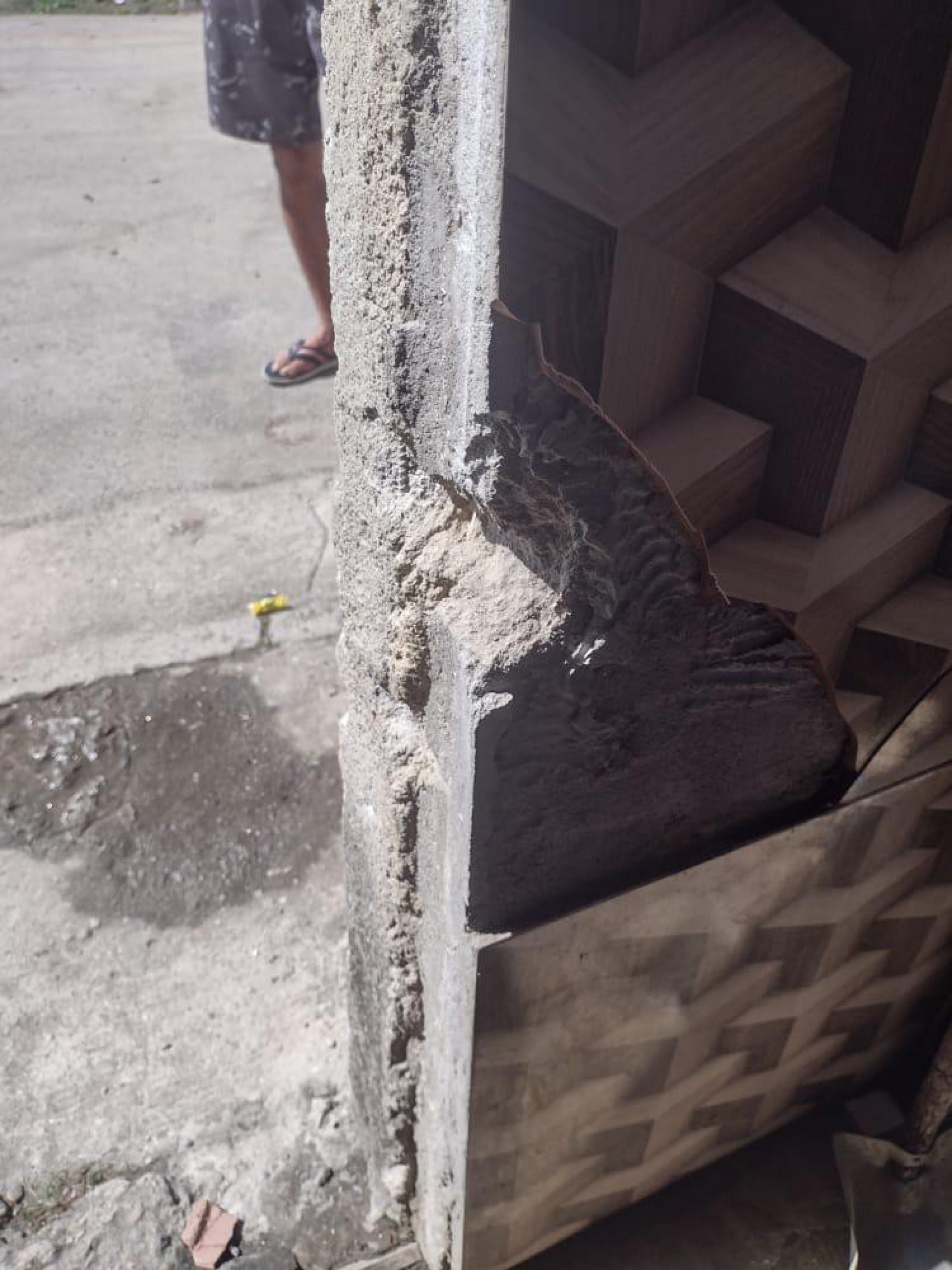 Portão da casa com marca de tiros, na comunidade do Grão Pará, em Nova Iguaçu