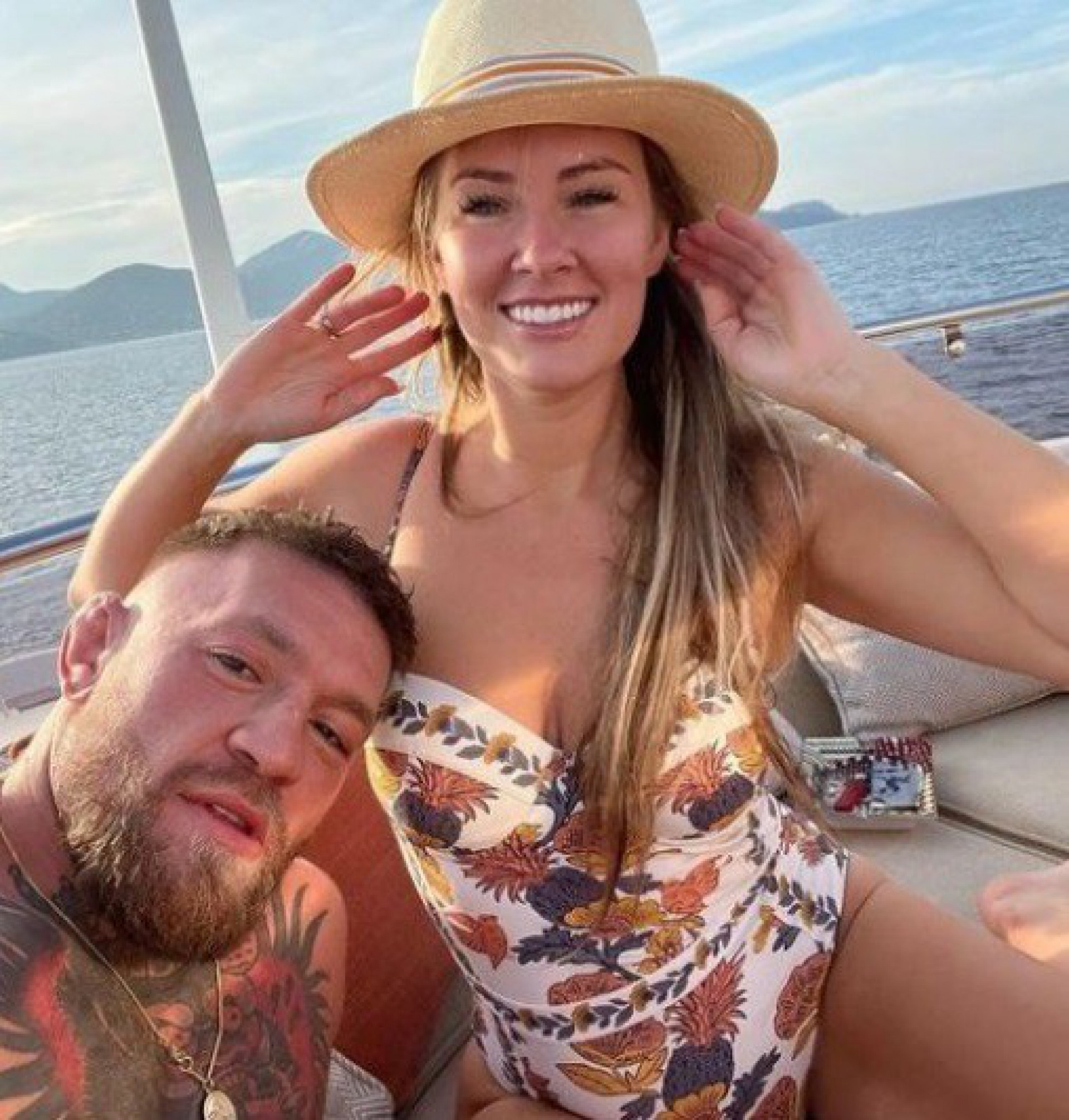 Dee Devlin ao lado de Conor McGregor