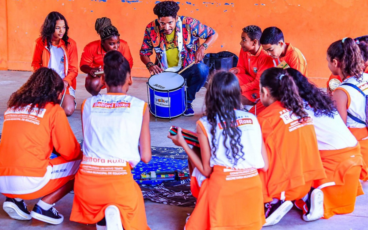Durante o evento, o professor Carlos Carvalho fez uma oficina de m&uacute;sica para os alunos