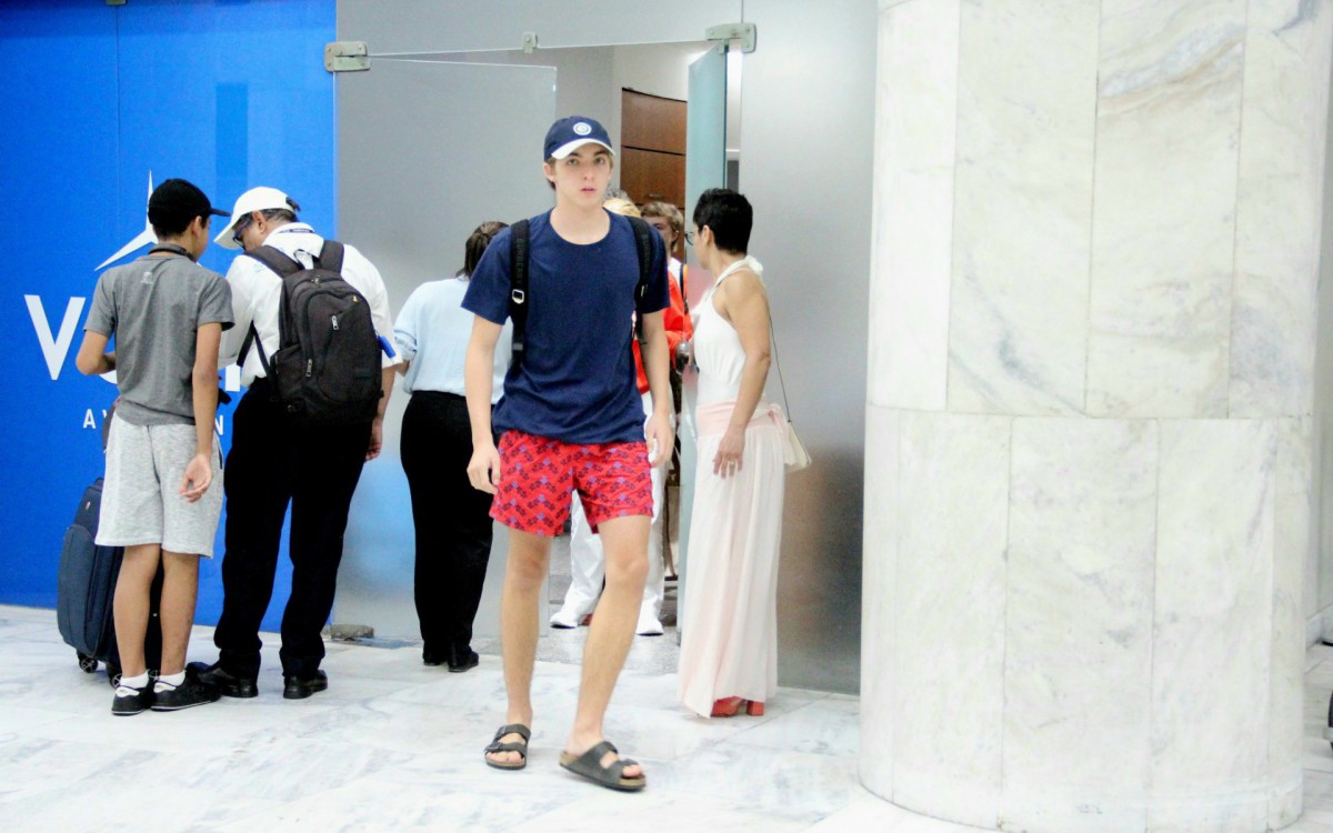 Luciano Huck e Ang&eacute;lica desembarcam no aeroporto Santos Dumont, no Rio, acompanhados pelos filhos, na noite deste domingo