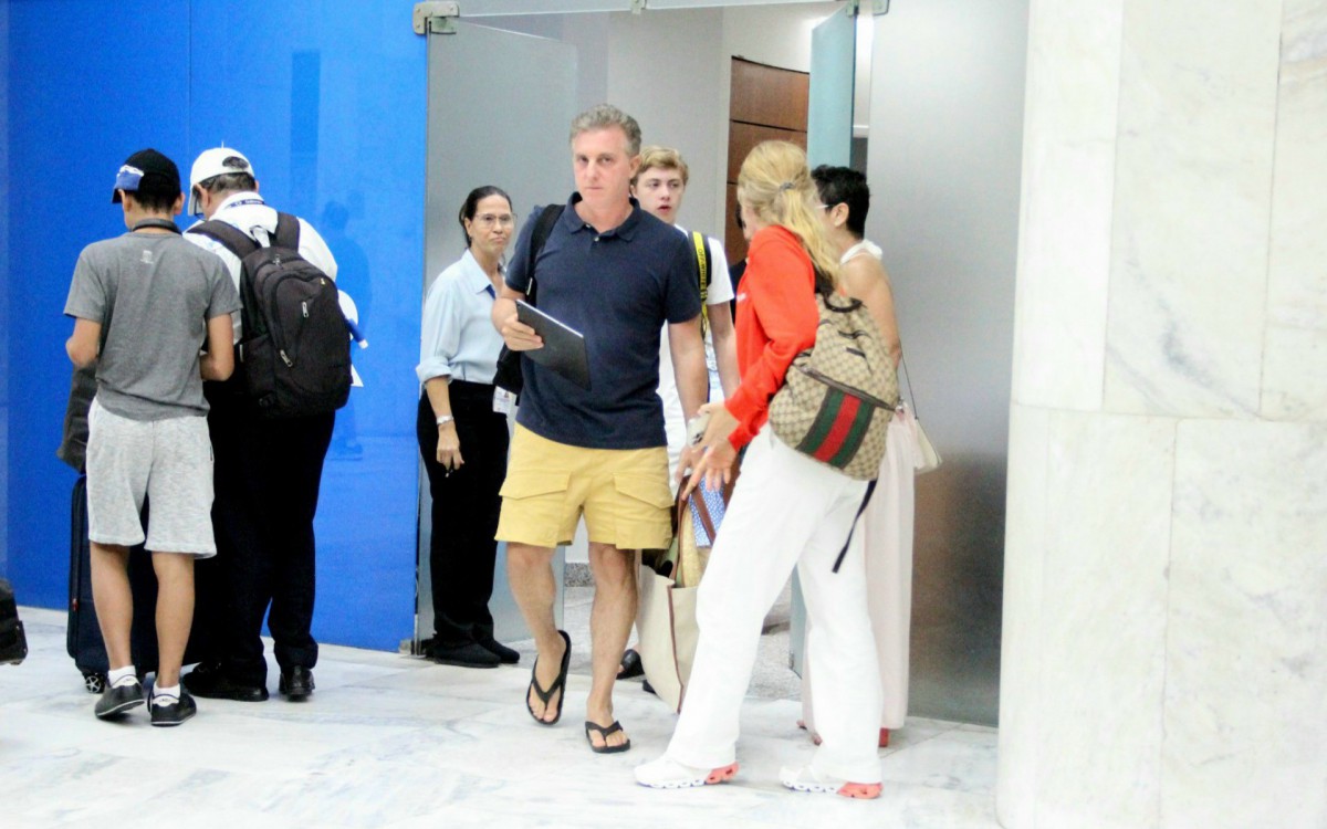 Luciano Huck e Ang&eacute;lica desembarcam no aeroporto Santos Dumont, no Rio, acompanhados pelos filhos, na noite deste domingo