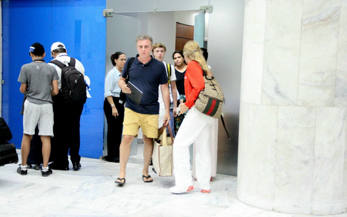 Luciano Huck e Angélica desembarcam no aeroporto Santos Dumont, no Rio, acompanhados pelos filhos, na noite deste domingo - Gabriel Rangel / Ag. News