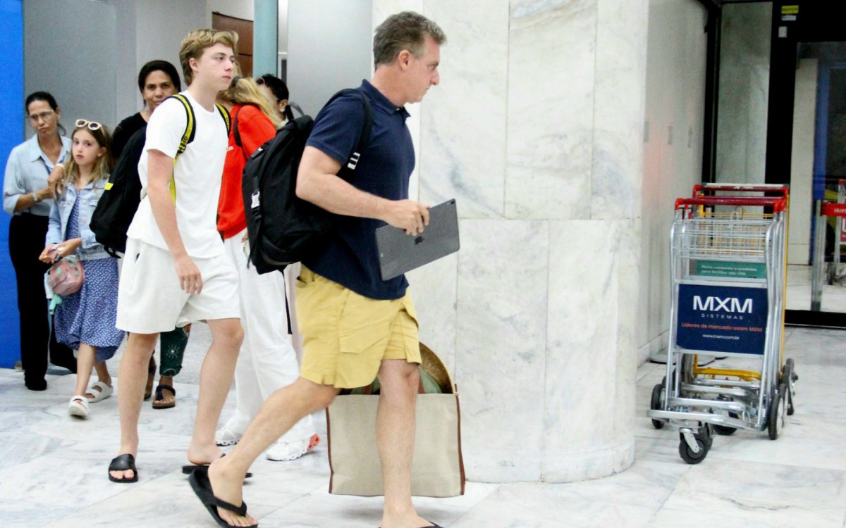 Luciano Huck e Ang&eacute;lica desembarcam no aeroporto Santos Dumont, no Rio, acompanhados pelos filhos, na noite deste domingo