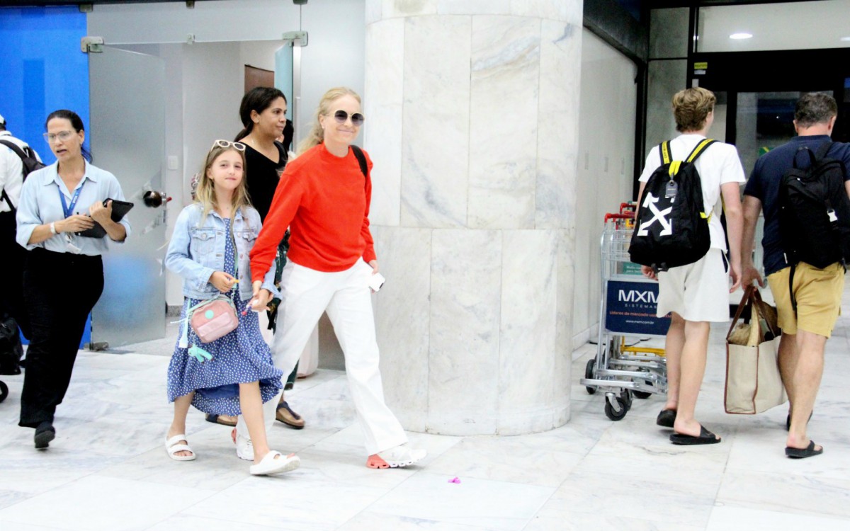 Luciano Huck e Ang&eacute;lica desembarcam no aeroporto Santos Dumont, no Rio, acompanhados pelos filhos, na noite deste domingo