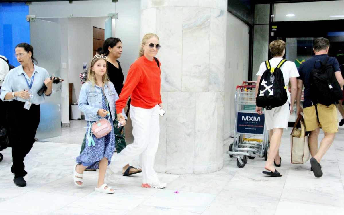 Luciano Huck e Ang&eacute;lica desembarcam no aeroporto Santos Dumont, no Rio, acompanhados pelos filhos, na noite deste domingo
