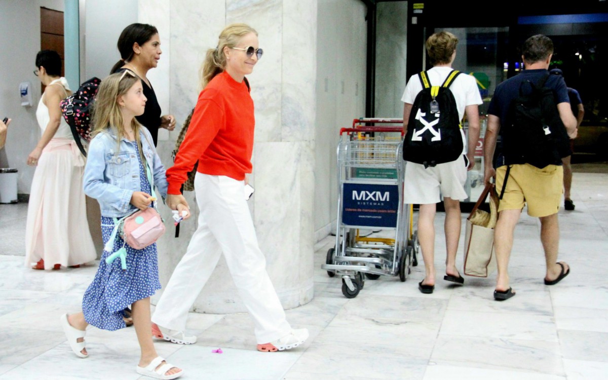 Luciano Huck e Ang&eacute;lica desembarcam no aeroporto Santos Dumont, no Rio, acompanhados pelos filhos, na noite deste domingo
