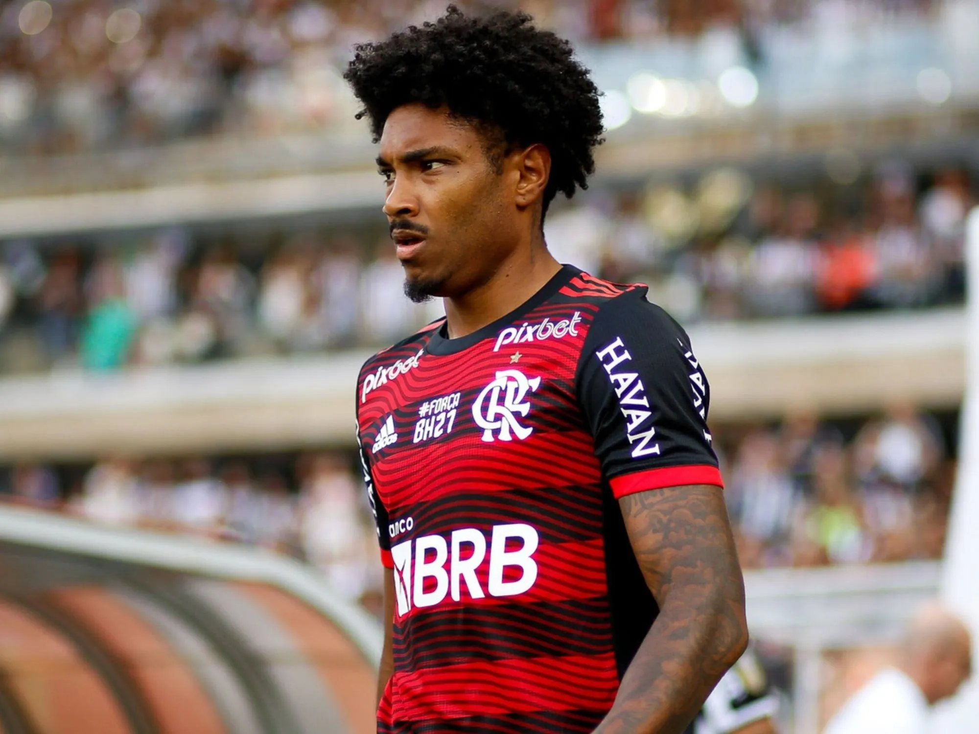 Flamengo oficializa venda de Vitinho para clube árabe