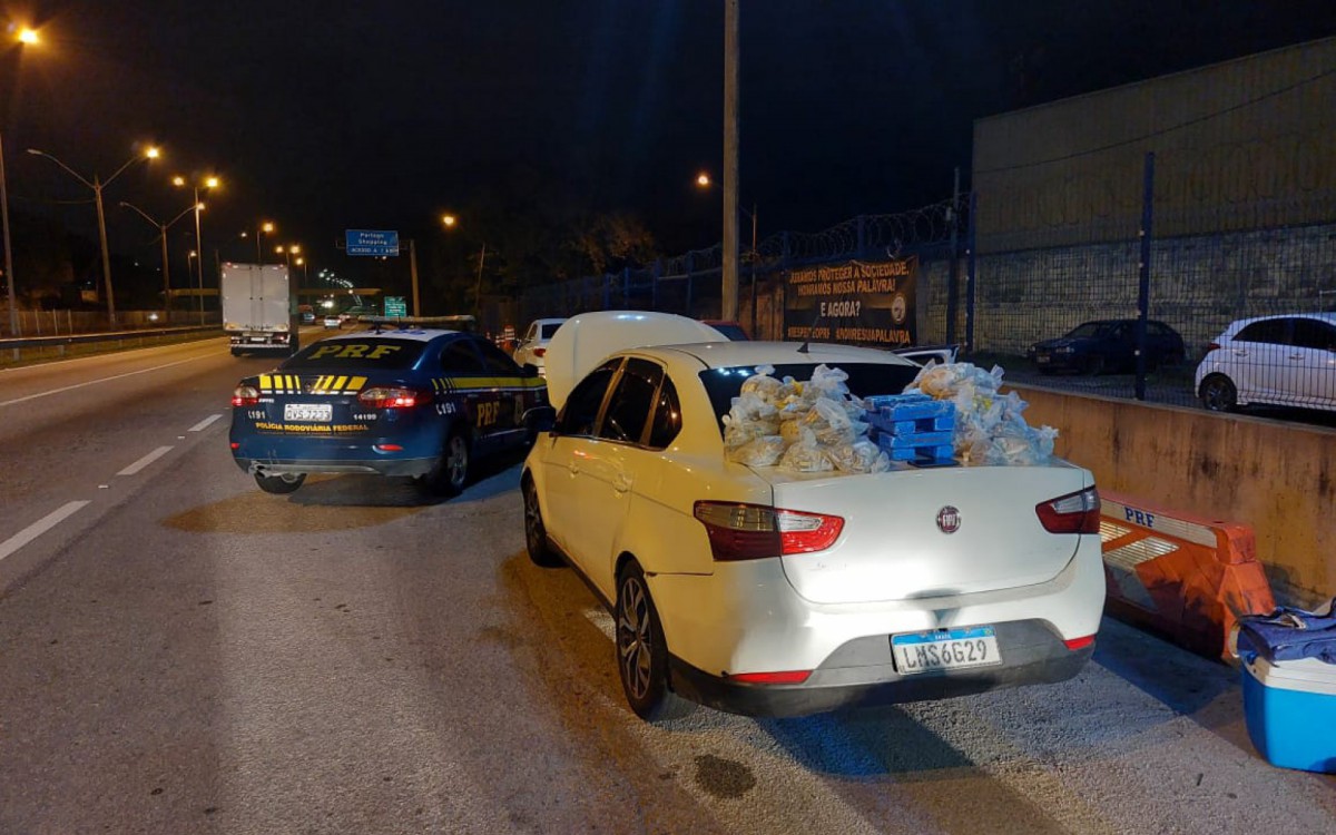 Ao todo, havia 1,7 quilo de cocaína e 15 de maconha escondidas no carro - Divulgação/Polícia Rodoviária Federal