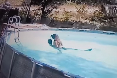 Menino salva mãe de afogamento após ela sofrer convulsão; Vídeo
