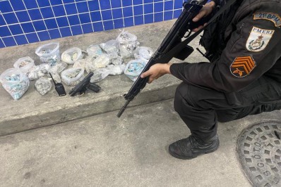 Troca de tiros termina com dois presos e apreensão de drogas em Meriti