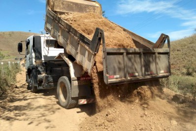 Estradas vicinais estão sendo recuperadas para facilitar escoamento de produtos agrícolas