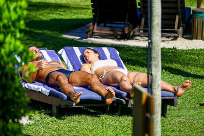 Priscila Fantin curte dia de sol com o marido na Bahia