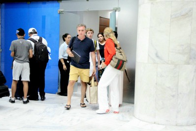 Após férias no Ceará, Huck e Angélica desembarcam com filhos no Rio