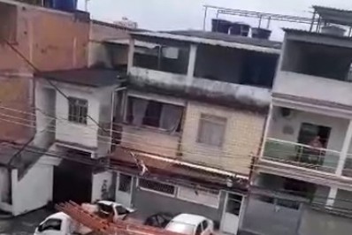 PM escolta técnicos de empresas de telecomunicações para restabelecer serviço após ação criminosa na Zona Norte