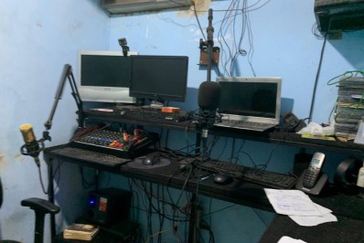 Polícia Federal fecha rádio clandestina em área de milícia na Zona Oeste
