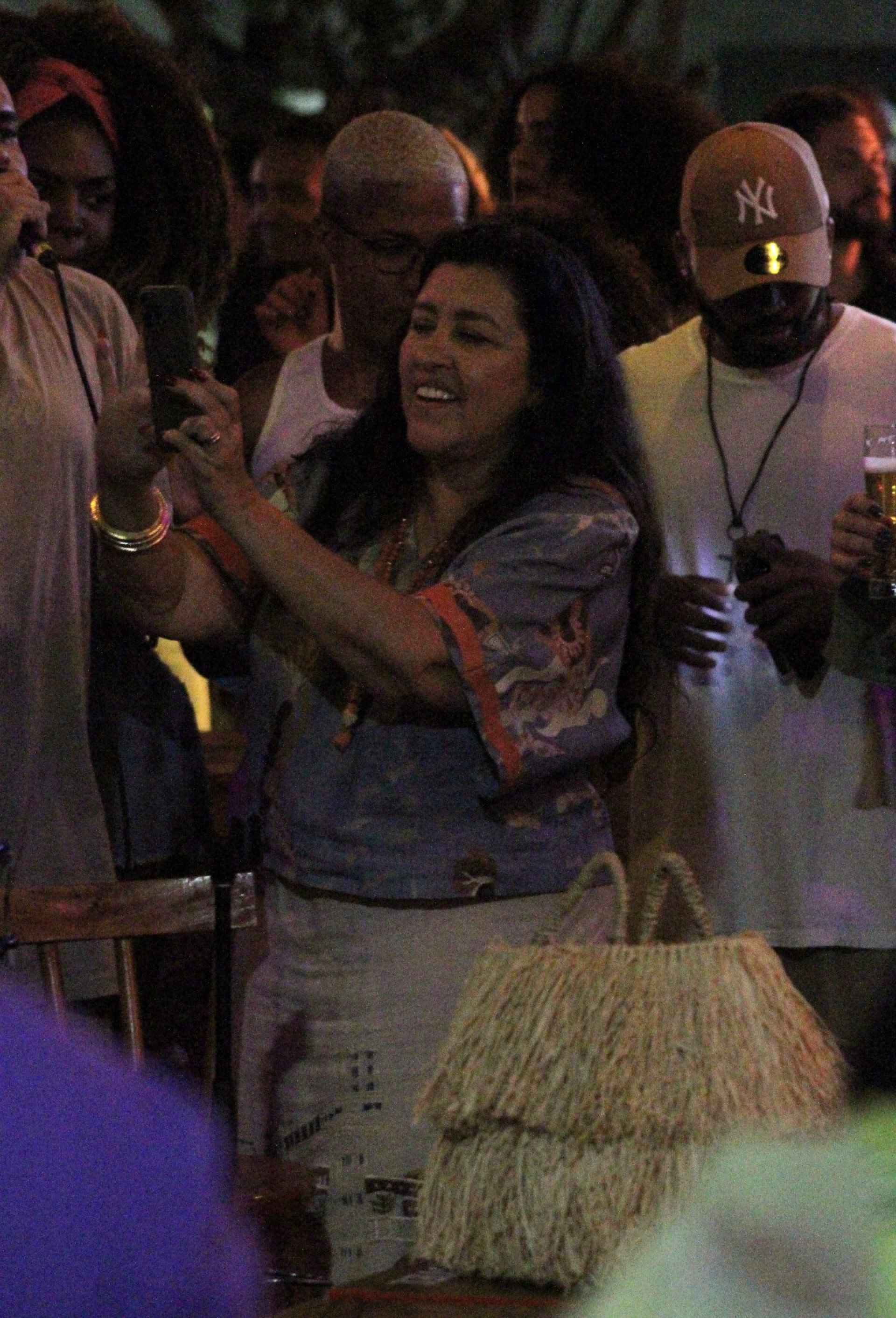 Chay Suede, Regina Casé, Douglas Silva e outros famosos comemoram aniversário de Vinícius Feyjao, no Rio - AgNews / Adão