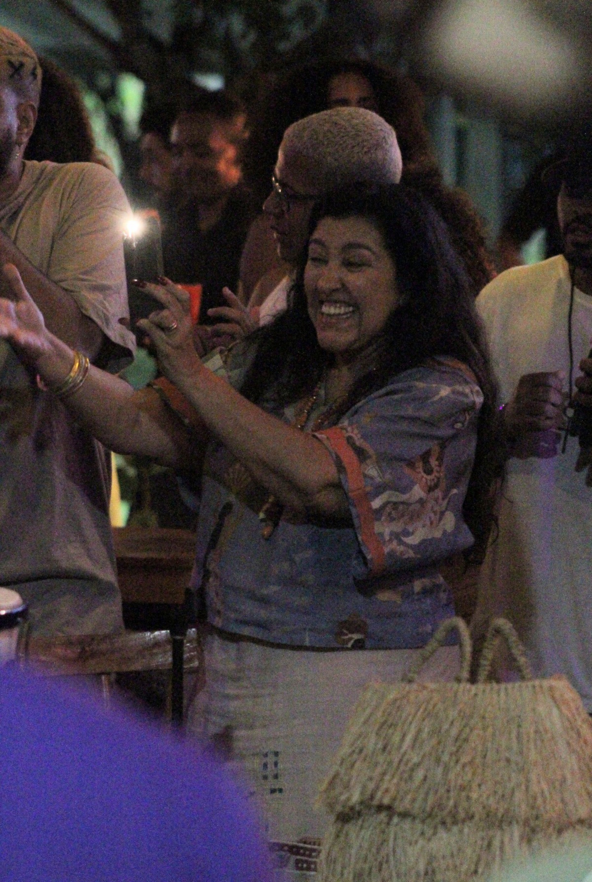 Chay Suede, Regina Casé, Douglas Silva e outros famosos comemoram aniversário de Vinícius Feyjao, no Rio - AgNews / Adão