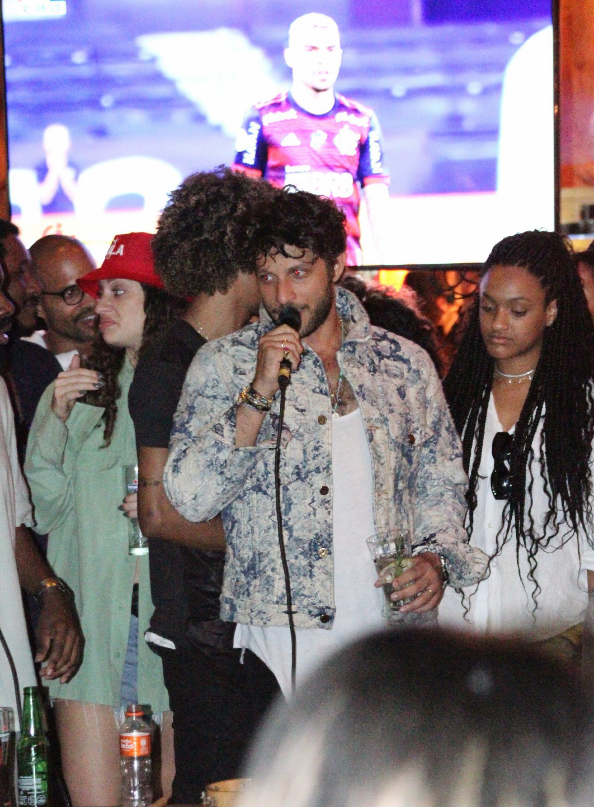 Chay Suede, Regina Casé, Douglas Silva e outros famosos comemoram aniversário de Vinícius Feyjao, no Rio - AgNews / Adão