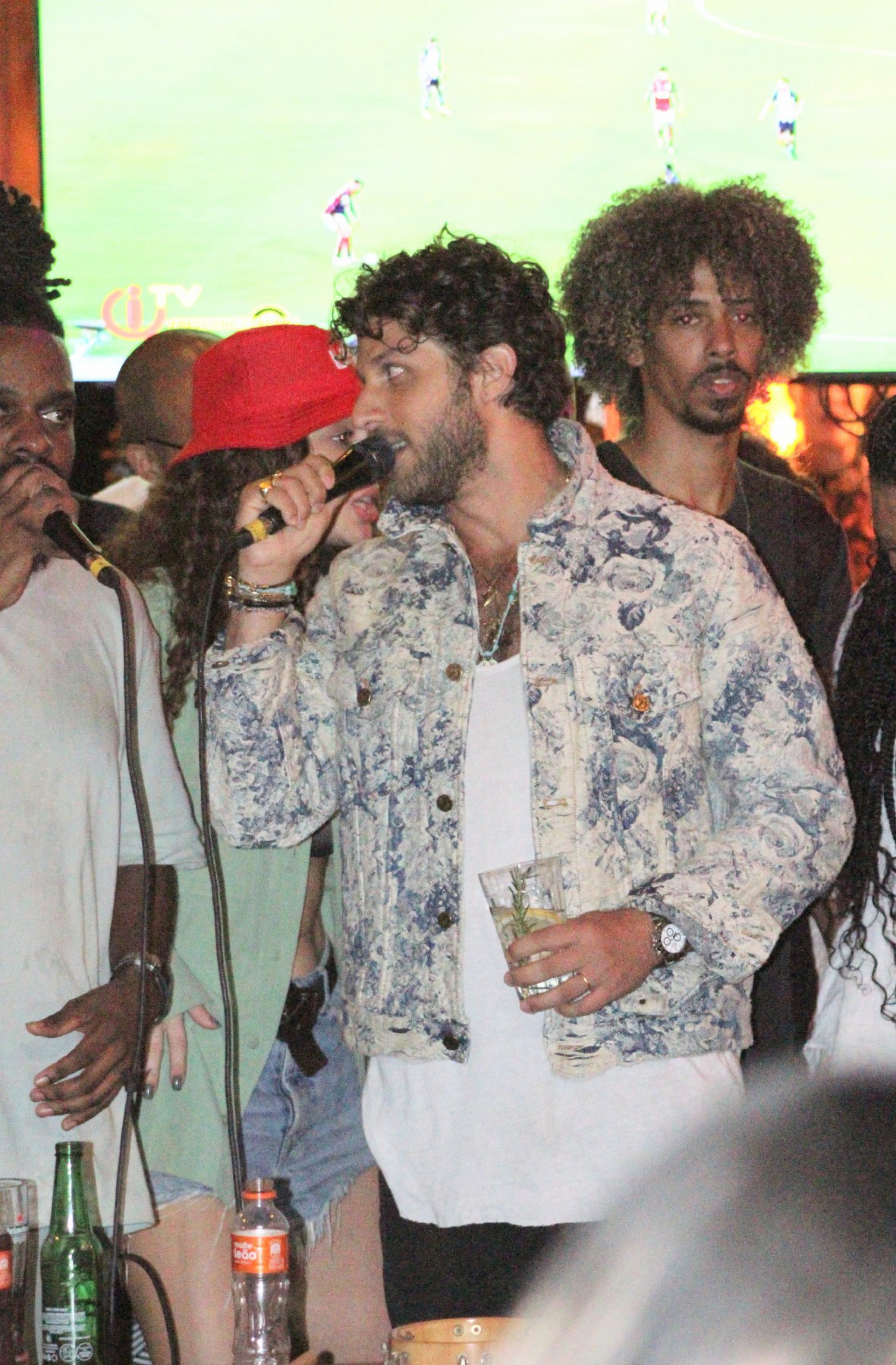 Chay Suede, Regina Casé, Douglas Silva e outros famosos comemoram aniversário de Vinícius Feyjao, no Rio - AgNews / Adão