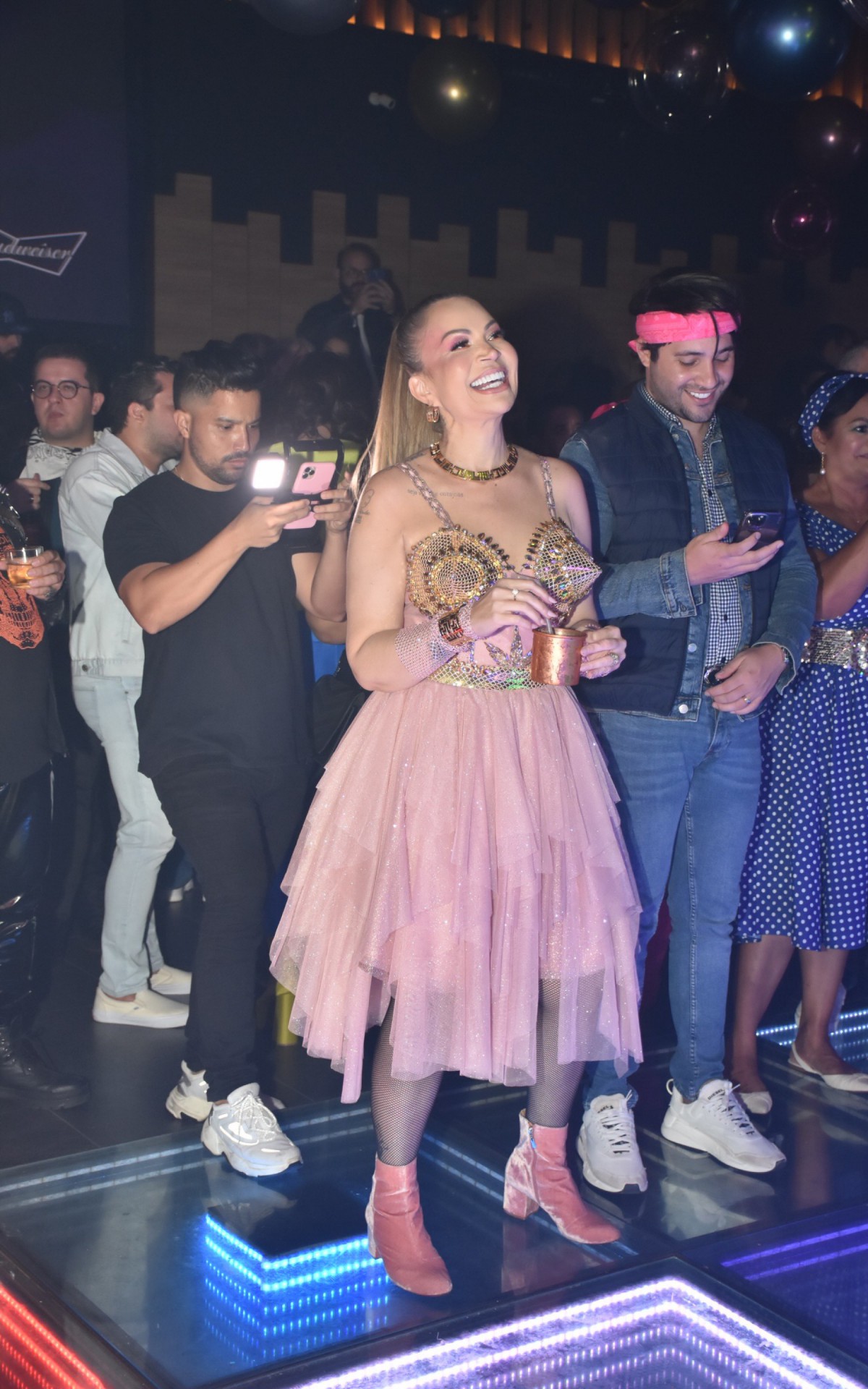 Solange Almeida comemora seu anivers&aacute;rio de 48 anos com festa inspirada nos anos 80 e show de cover de Michael Jackson