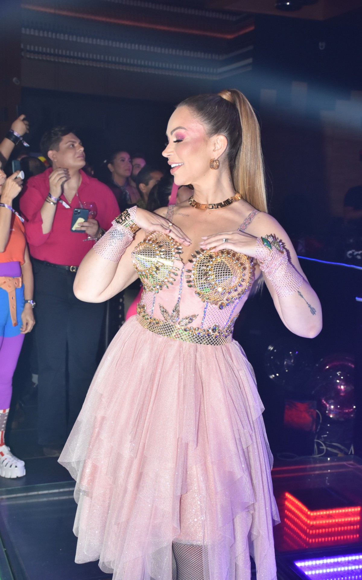 Solange Almeida comemora seu anivers&aacute;rio de 48 anos com festa inspirada nos anos 80 e show de cover de Michael Jackson