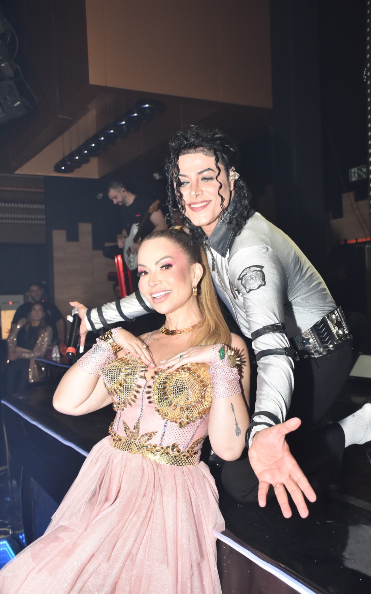 Solange Almeida comemora seu anivers&aacute;rio de 48 anos com festa inspirada nos anos 80 e show de cover de Michael Jackson