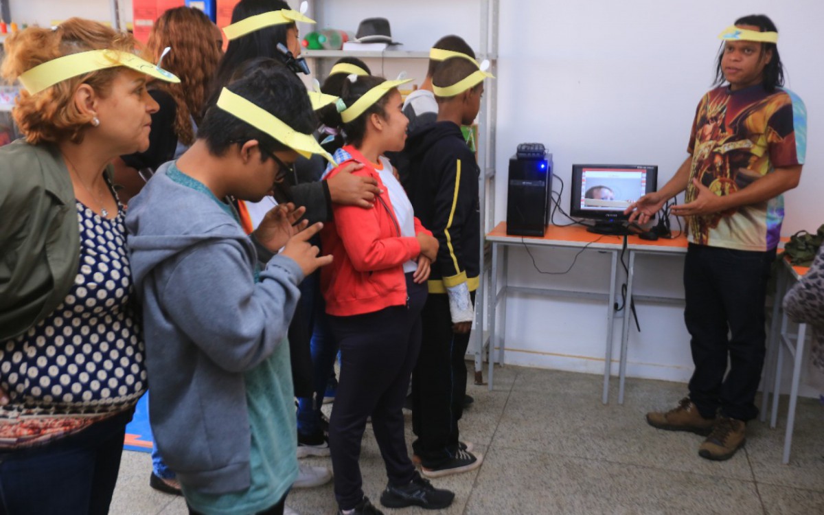 Os alunos ficaram atentos &agrave;s explica&ccedil;&otilde;es e se empenharam na Feira de Ci&ecirc;ncias