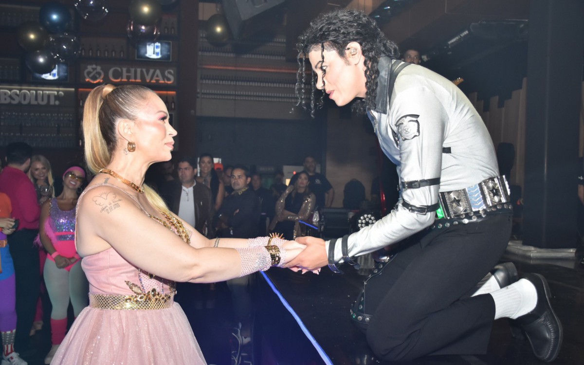 Solange Almeida comemora seu anivers&aacute;rio de 48 anos com festa inspirada nos anos 80 e show de cover de Michael Jackson