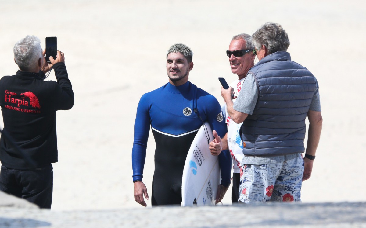 Gabriel Medina tirou fotos com admiradores depois de curtir as ondas na praia de S&atilde;o Conrado