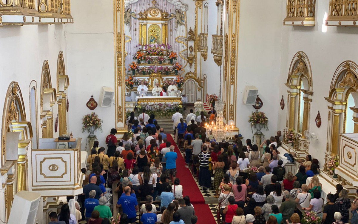 Fi&eacute;is lotaram a Igreja Matriz da cidade, no Centro, nas missas em homenagem &agrave; padroeira 