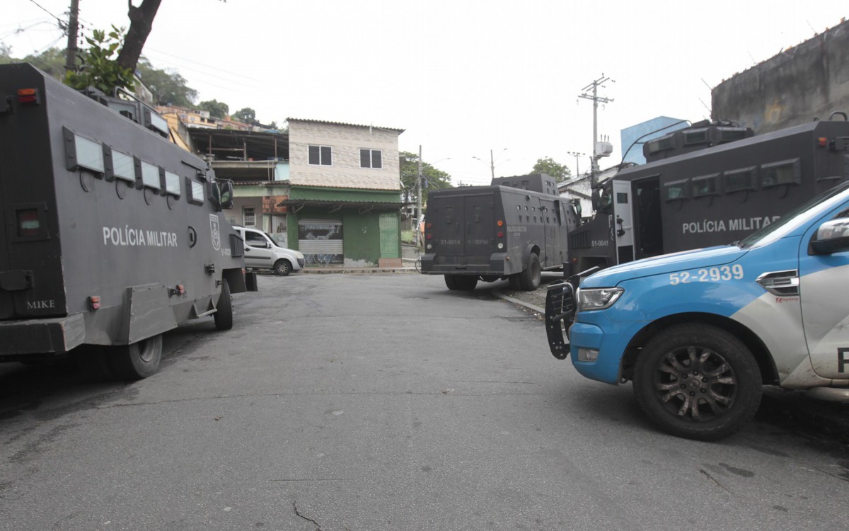Policia - Opera&ccedil;ao Policia Militar no Morro do Juramento, em Vicente de Carvalho, na manha de hoje. Na foto, movimenta&ccedil;ao em uma dos acessos da comunidade, Rua Guara&uacute;na, na esquina com Pra&ccedil;a Cotegi.