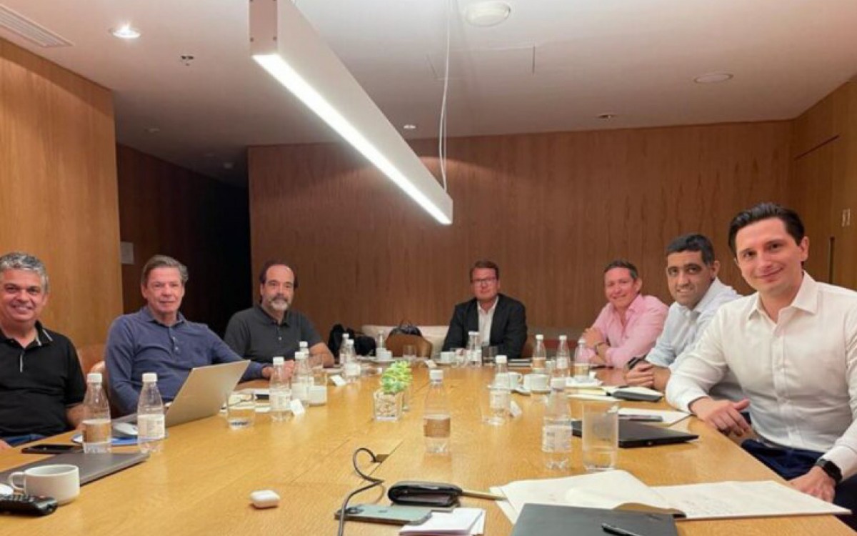 Dirigentes do Vasco reunidos com executivos da 777 Partners