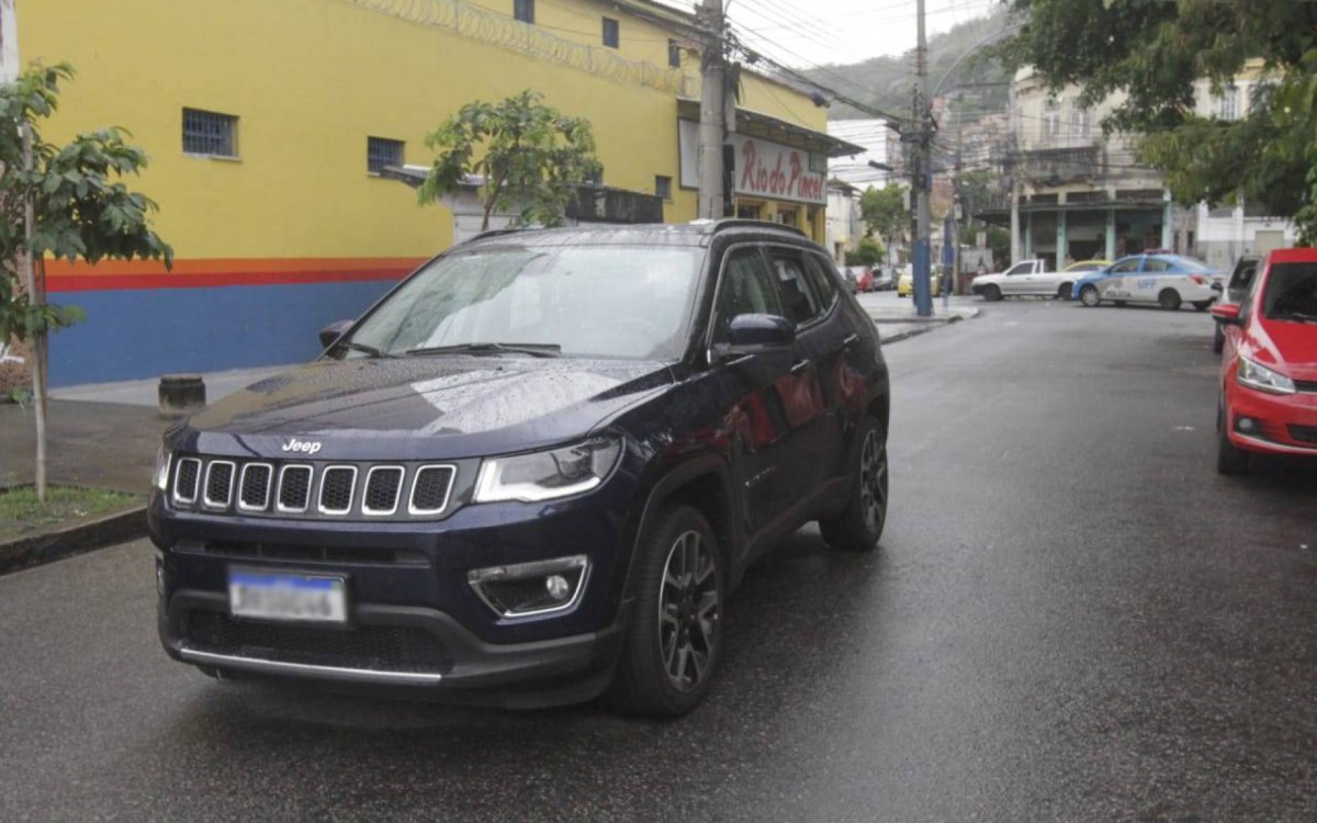 A vítima está em estado grave após ser baleada dentro de um carro - Marcos Porto/Agência O DIA