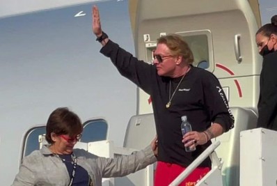 Vídeo: Axl Rose acena para fãs ao chegar em Manaus