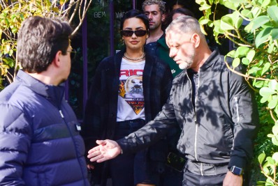 Demi Lovato almoça em cafeteria de São Paulo antes de iniciar shows no Brasil