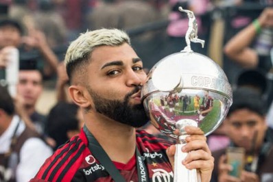 Títulos, idolatria e números: Gabigol completa 26 anos e se mantém na prateleira de maiores ídolos do Flamengo
