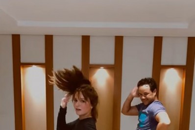 Larissa Manoela não economiza no rebolado e André Luiz Frambach reage: 'Temperatura subiu'