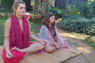 Letícia Spiller posta registros de meditação com filha: 'Resgatando nossa ancestralidade'