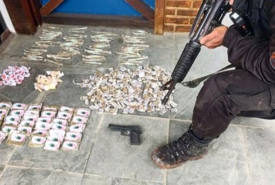 PM apreende drogas e simulacro de pistola no bairro Itamarati