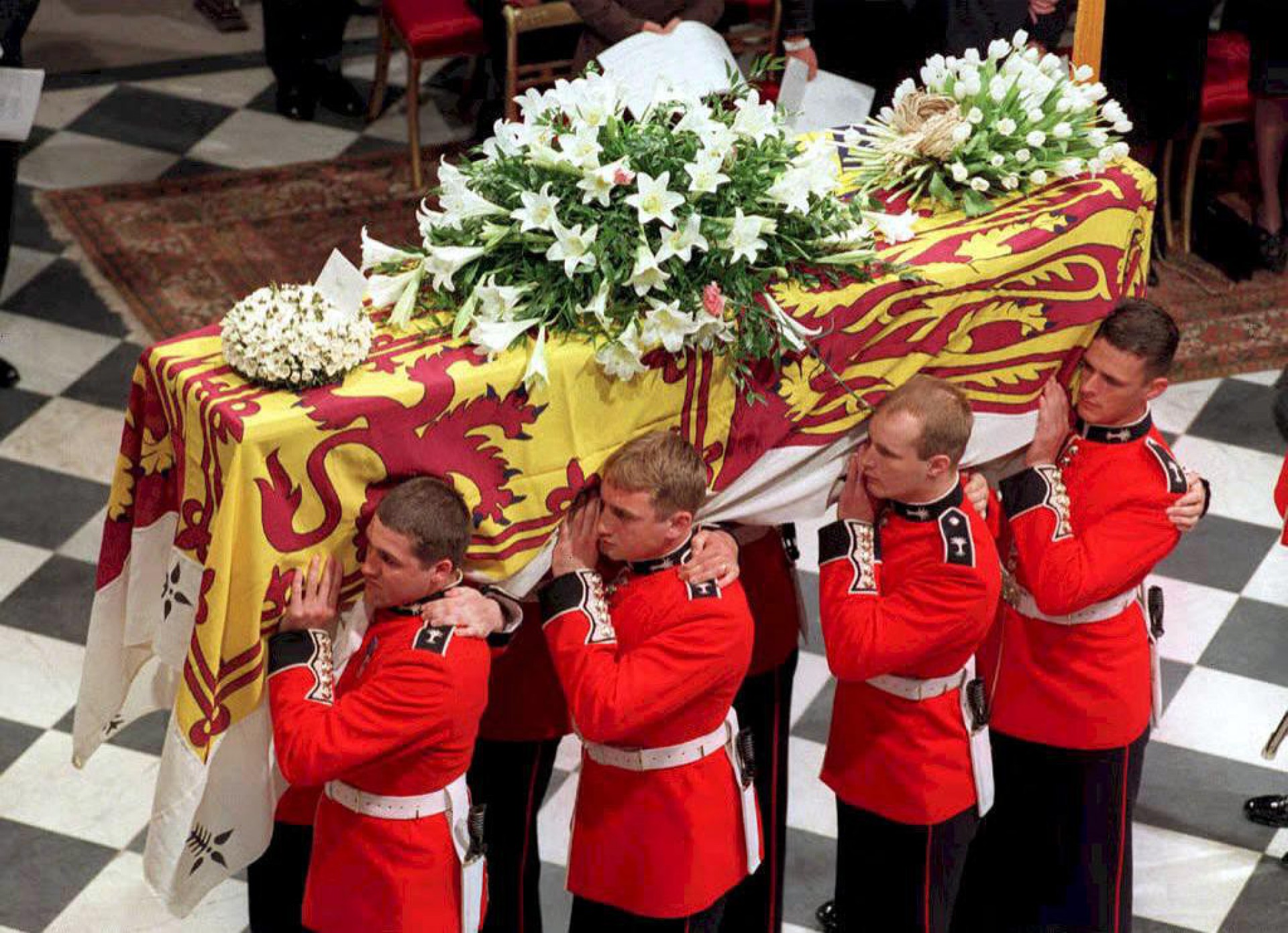 A cerimônia de sepultamento da princesa Diana na Abadia de Westminster - AFP