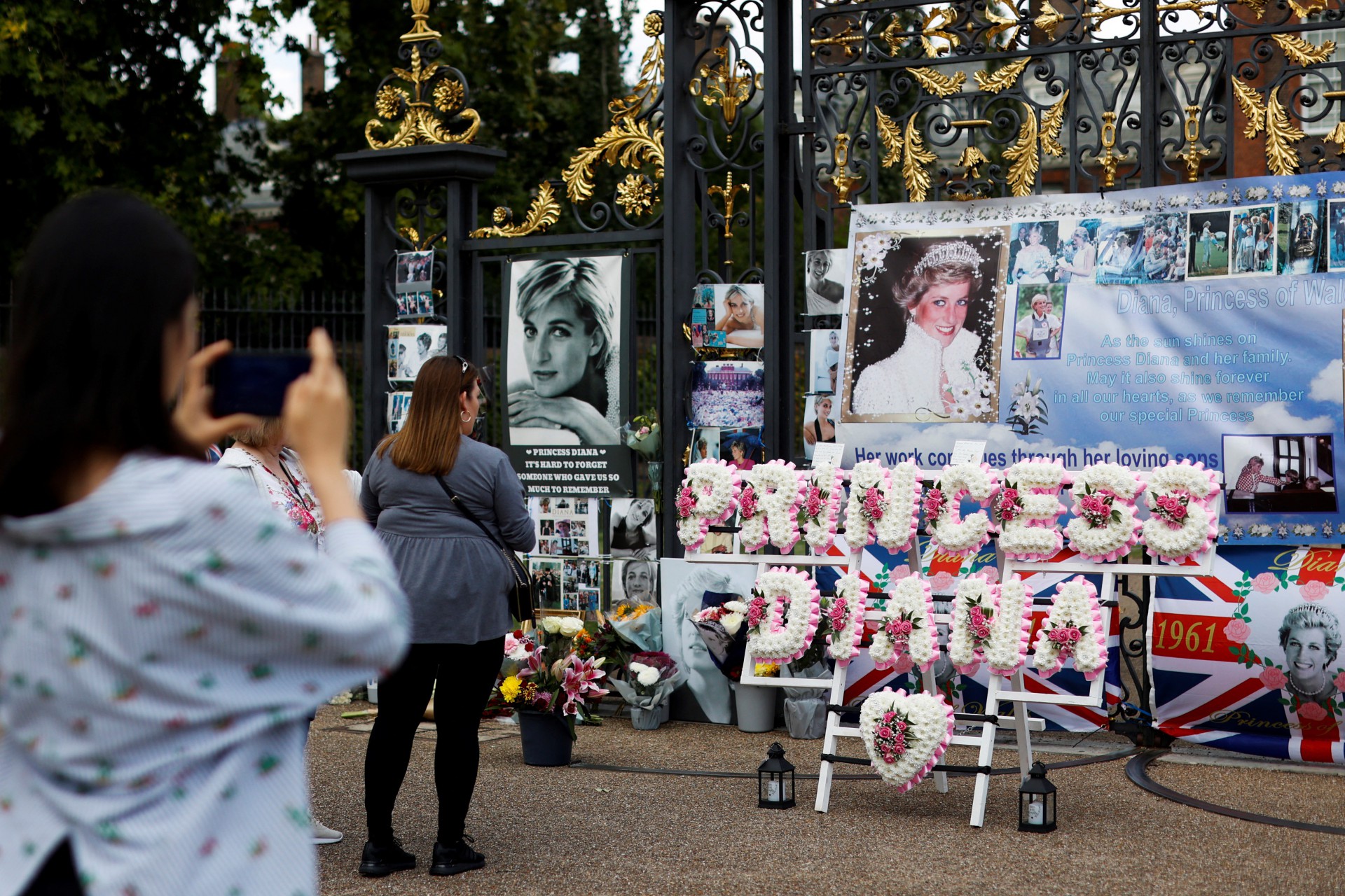Visitantes se reúnem em frente ao Palácio de Kensington, antiga residência de Diana, para homenagens - AFP
