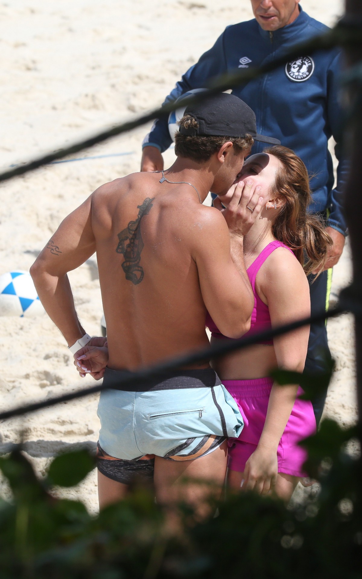 Larissa Manoela e Andr&eacute; Luiz Frambach treinam juntos na Praia da Barra da Tijuca, na Zona Oeste do Rio, nesta quarta-feira